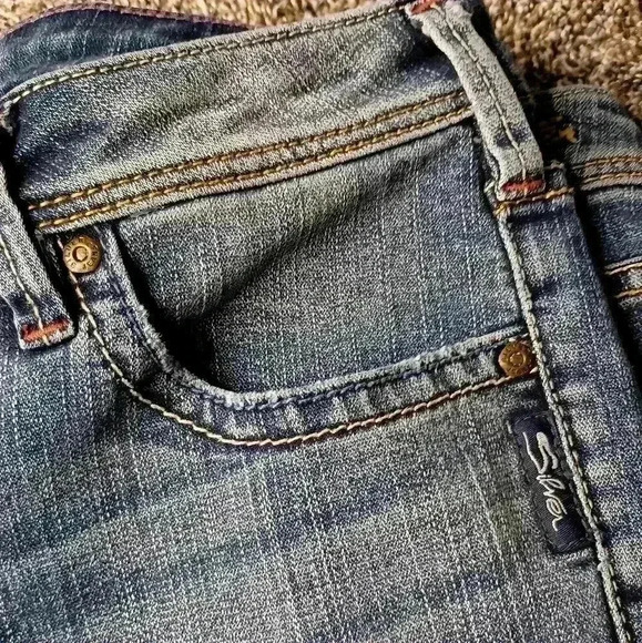 Lady's silver jeans capri's (#264) - Picture 2 of 6